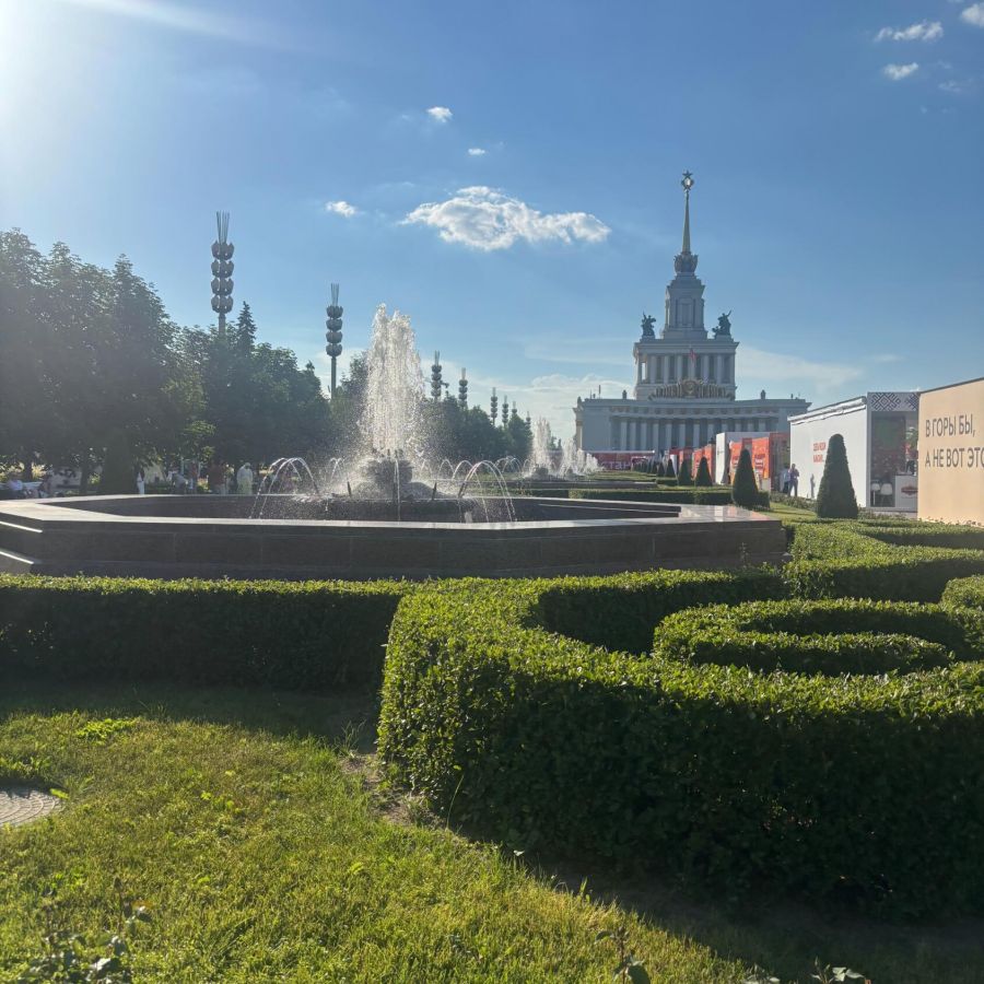 Новости туризма: Осень больше не подкрадывается — она уверенно шагает по тротуарам, раскрашивая город в золото и охру.