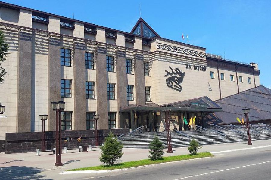Цветение маральника на Алтае. Алтай весенний.